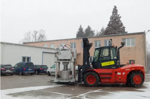 Převoz a uložení lisu velkotonážním vozíkem - 999