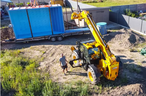 Instalace bazénu pomocí manipulátoru JCB - 999