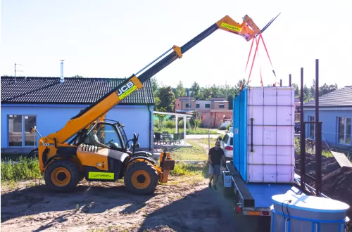 Instalace bazénu pomocí manipulátoru JCB - 999
