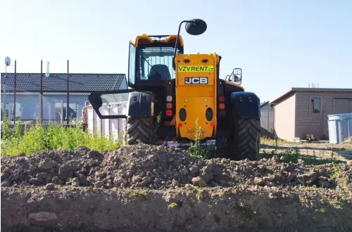 Instalace bazénu pomocí manipulátoru JCB - 999