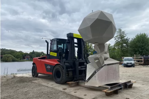 Instalace sochy na Dvoreckém mostě v Praze - 1