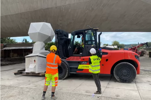 Instalace sochy na Dvoreckém mostě v Praze - 3