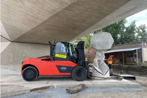 Instalace sochy na Dvoreckém mostě v Praze - 2