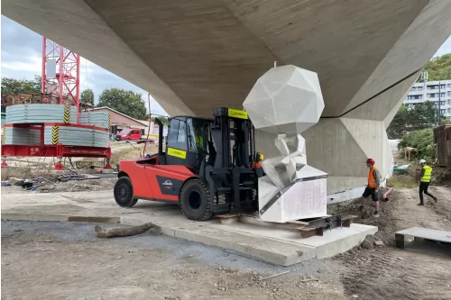 Instalace sochy na Dvoreckém mostě v Praze - 5