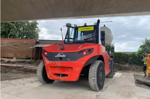 Instalace sochy na Dvoreckém mostě v Praze - 4