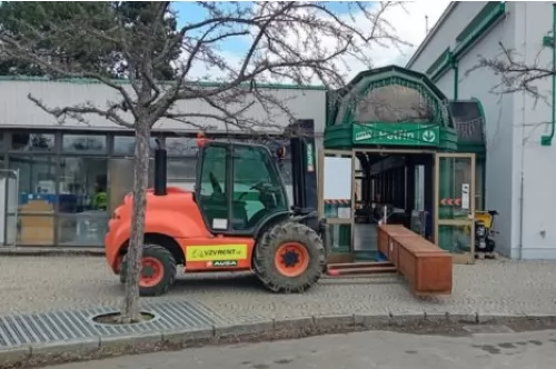 Manipulace součástek lanové dráhy na Petříně