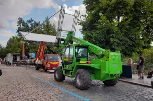 Telescopic manipulator helping with film making